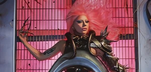 Lady Gaga prezentuje klip do &quot;911&quot;