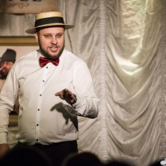 Muzyczna komedia teatralna o miłości z pokazem rewii paryskiej i piosenką francuską w tle