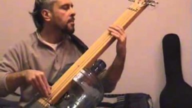 Baixo de garraf?o - Bottle Bass - Instrumento musical caseiro