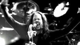 Korn (ft. Skrillex and Kill The Noise) - Narcissistic Cannibal [OFFICIAL VIDEO]