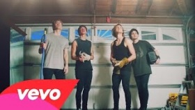 5 Seconds of Summer - She's Kinda Hot